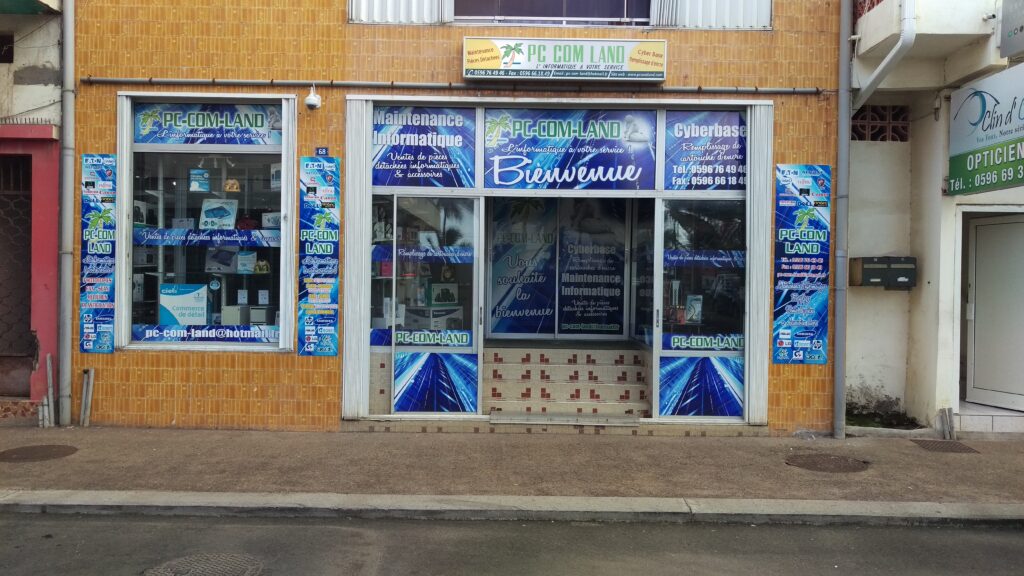 façade-avant-magasin-pc-com-lznd